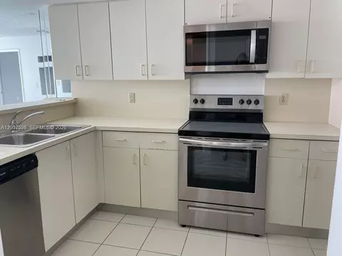 5880 Collins Ave #1006, Miami Beach, FL 33140