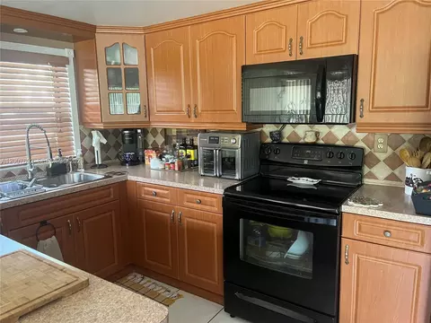 4720 SW 62nd Way #101, Davie, FL 33314
