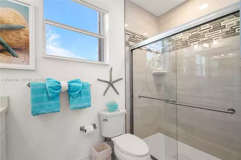 Bath - 443 Sombrero Beach Rd, Marathon, FL 33050 photo 3 of 10