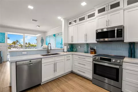 Kitchen - 443 Sombrero Beach Rd, Marathon, FL 33050 photo 3 of 4