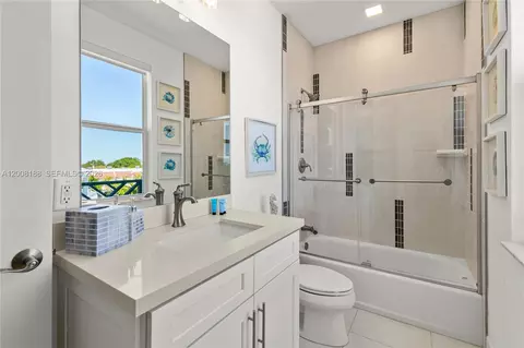 Bath - 443 Sombrero Beach Rd, Marathon, FL 33050 photo 5 of 10