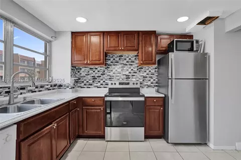 2201 NW 41st Ave #208, Lauderhill, FL 33313