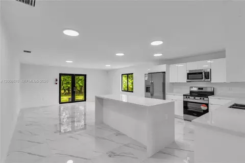 152 NW 18 St, Homestead, FL 33030