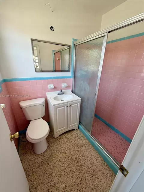 Bath - 5373 W 10th Ct, Hialeah, FL 33012 photo 2 of 2