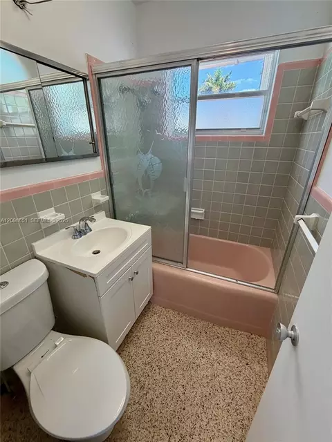 Bath - 5373 W 10th Ct, Hialeah, FL 33012 photo 1 of 2