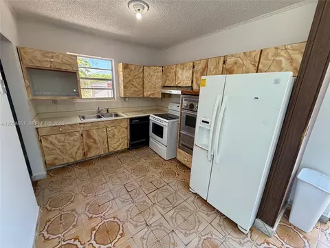 Kitchen - 5373 W 10th Ct, Hialeah, FL 33012 photo 1 of 2