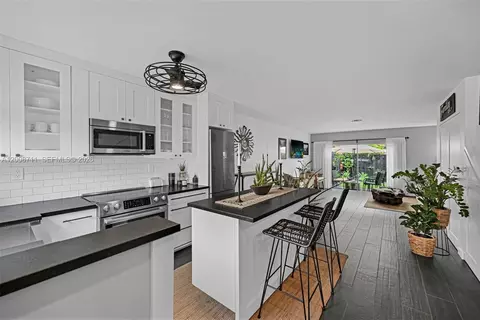 450 SE 7th St #210, Dania Beach, FL 33004