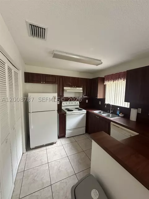 7125 NW 173rd Dr #2401, Hialeah, FL 33015