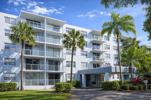 470 Executive Center Dr #2D, West Palm Beach, FL 33401