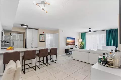 2640 S University Dr #111, Davie, FL 33328