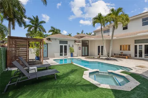 1371 Victoria Isle Dr, Weston, FL 33327