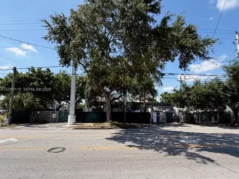 890 E 52nd St, Hialeah, FL 33013