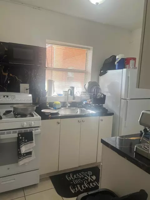 1245 W 24th St #121, Hialeah, FL 33010