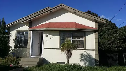1935 NW 76th St, Miami, FL 33147