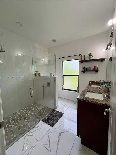 Bath - 2363 NE 20 Th Ave, Naples, FL 34120 photo 2 of 4