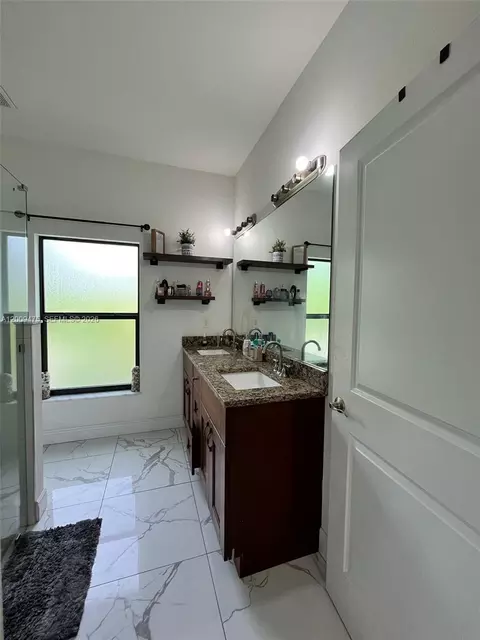 Bath - 2363 NE 20 Th Ave, Naples, FL 34120 photo 1 of 4