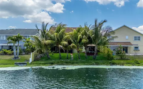 1001 SW 100th Ter, Pembroke Pines, FL 33025