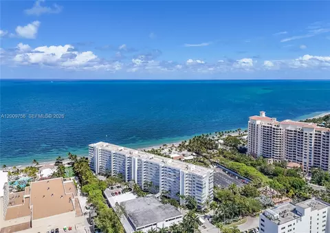 View/Area - 605 Ocean Dr #7L, Key Biscayne, FL 33149 photo 7 of 10