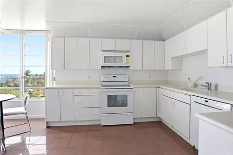 Kitchen - 605 Ocean Dr #7L, Key Biscayne, FL 33149 photo 1 of 1