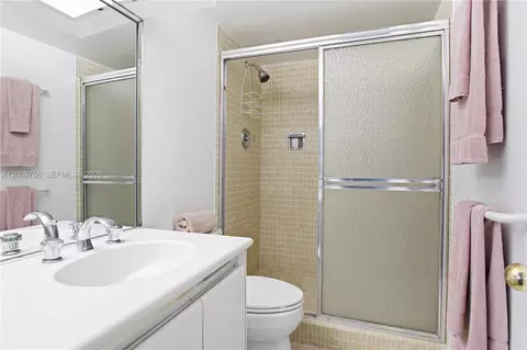 Bath - 605 Ocean Dr #7L, Key Biscayne, FL 33149 photo 2 of 4