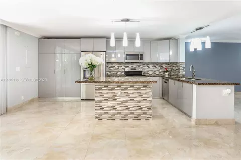 928 NE 27th Ave, Hallandale Beach, FL 33009