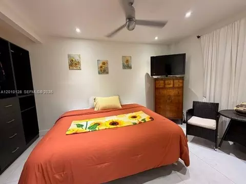 1043 NW 2nd St #3, Miami, FL 33128