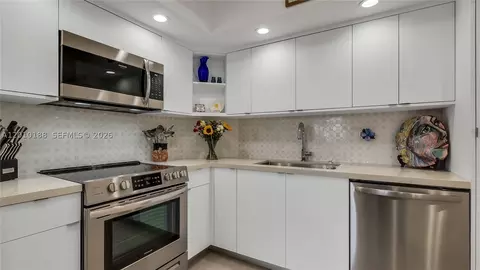 300 Bayview Dr #605, Sunny Isles Beach, FL 33160