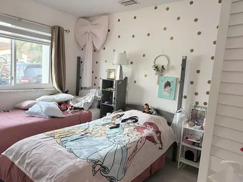 Bedroom - 7560 NW 173rd Ln, Hialeah, FL 33015 photo 2 of 5