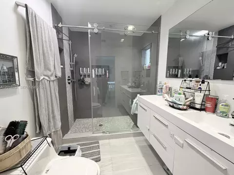 Bath - 7560 NW 173rd Ln, Hialeah, FL 33015 photo 6 of 9