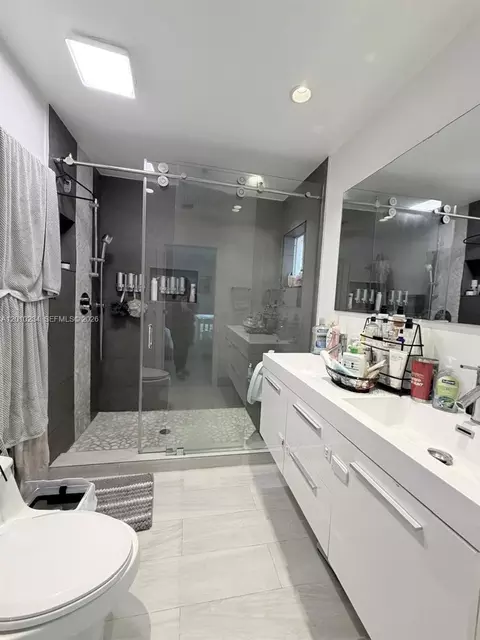 Bath - 7560 NW 173rd Ln, Hialeah, FL 33015 photo 7 of 9