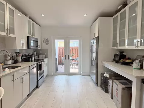 Kitchen - 7560 NW 173rd Ln, Hialeah, FL 33015 photo 2 of 4