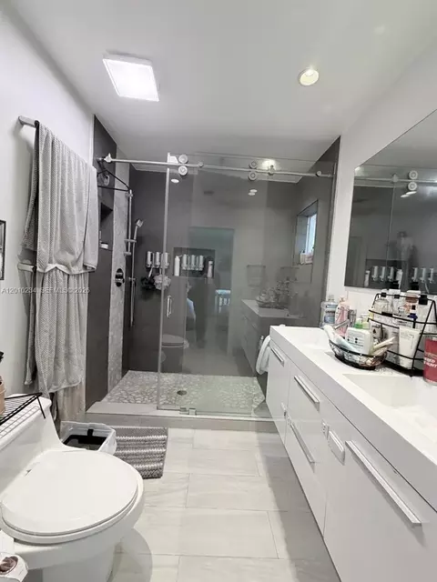 Bath - 7560 NW 173rd Ln, Hialeah, FL 33015 photo 8 of 9