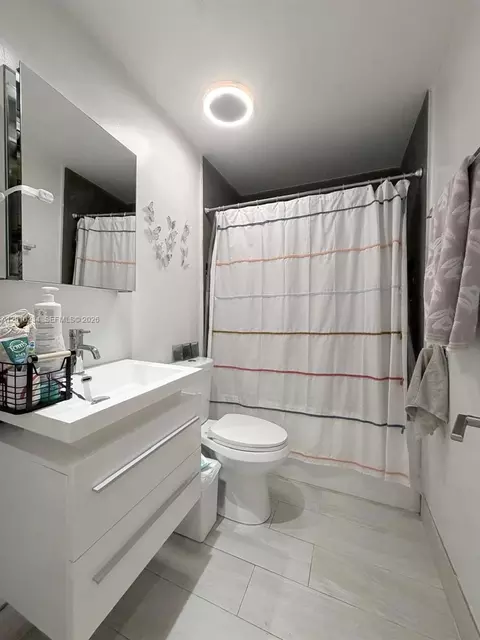 Bath - 7560 NW 173rd Ln, Hialeah, FL 33015 photo 3 of 9