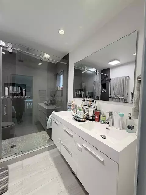 Bath - 7560 NW 173rd Ln, Hialeah, FL 33015 photo 9 of 9