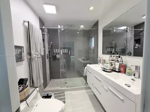 Bath - 7560 NW 173rd Ln, Hialeah, FL 33015 photo 5 of 9