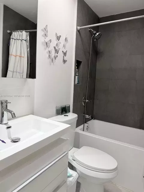 Bath - 7560 NW 173rd Ln, Hialeah, FL 33015 photo 2 of 9