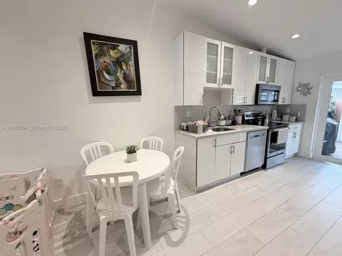 Kitchen - 7560 NW 173rd Ln, Hialeah, FL 33015 photo 4 of 4