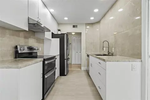 3800 Hillcrest Dr #1211, Hollywood, FL 33021