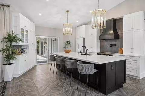 811 Amherst Ave, Davie, FL 33325