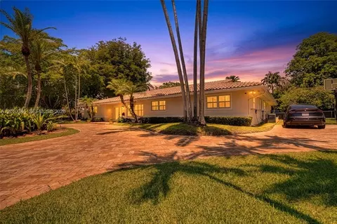 Exterior - 7175 SW 117th Ter, Pinecrest, FL 33156 photo 5 of 8