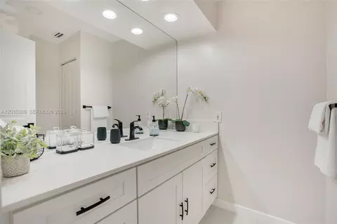 Bath - 7175 SW 117th Ter, Pinecrest, FL 33156 photo 4 of 8