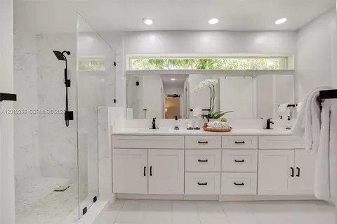 Bath - 7175 SW 117th Ter, Pinecrest, FL 33156 photo 3 of 8