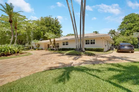 Exterior - 7175 SW 117th Ter, Pinecrest, FL 33156 photo 4 of 8