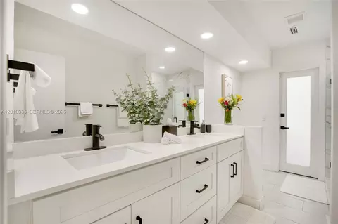 Bath - 7175 SW 117th Ter, Pinecrest, FL 33156 photo 6 of 8