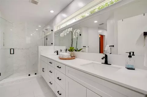 Bath - 7175 SW 117th Ter, Pinecrest, FL 33156 photo 2 of 8