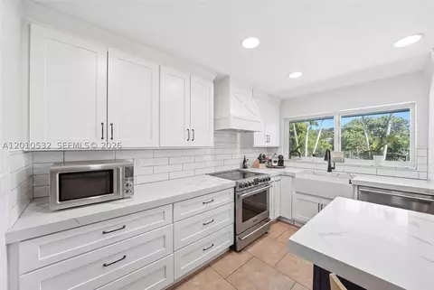 Kitchen - 9331 SW 104th Ct, Miami, FL 33176 photo 7 of 12