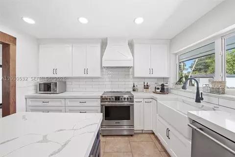 Kitchen - 9331 SW 104th Ct, Miami, FL 33176 photo 9 of 12