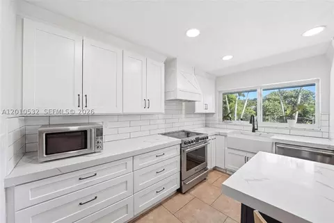 Kitchen - 9331 SW 104th Ct, Miami, FL 33176 photo 8 of 12