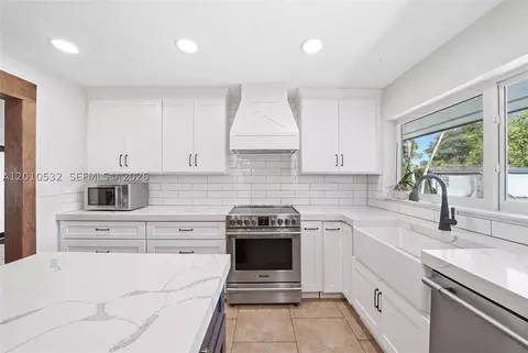 Kitchen - 9331 SW 104th Ct, Miami, FL 33176 photo 10 of 12