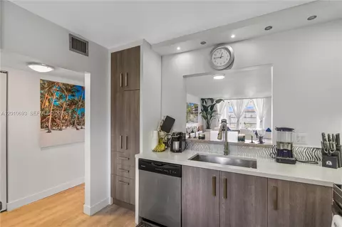 2850 Somerset Dr #410L, Lauderdale Lakes, FL 33311